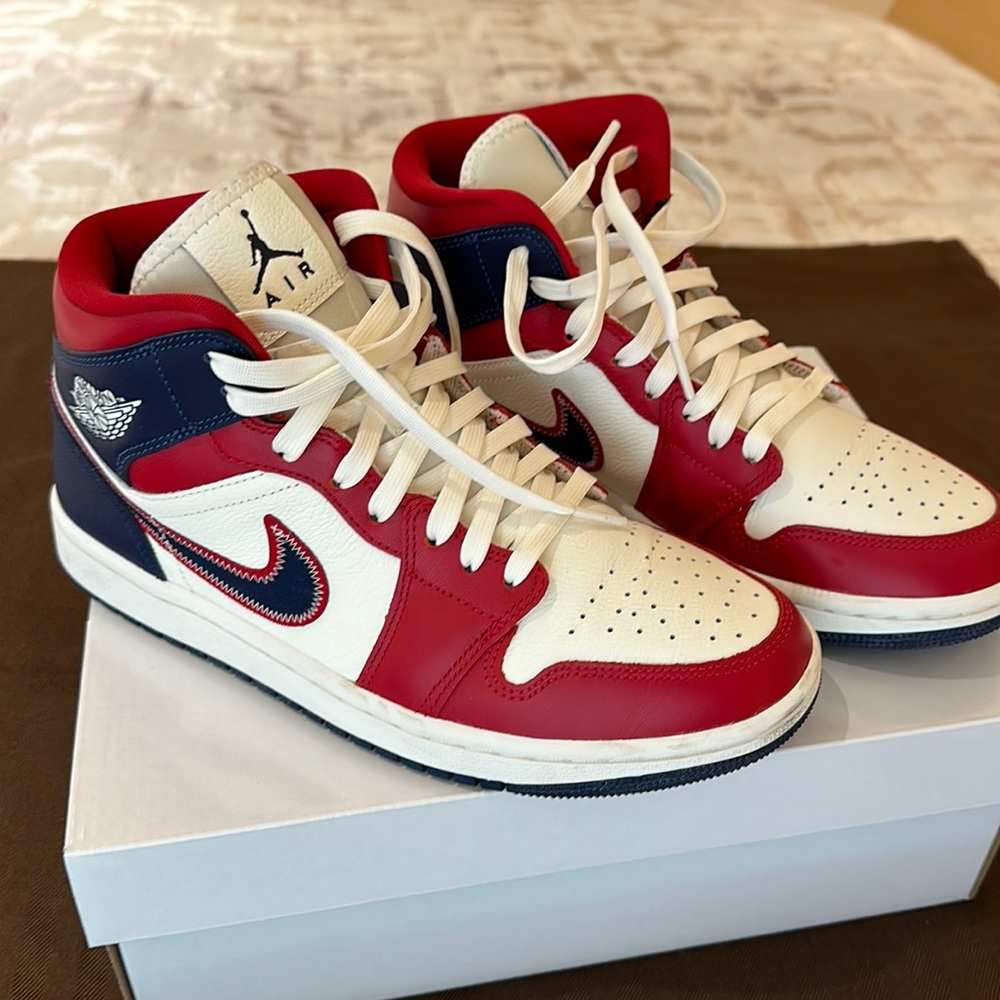Air Jordan 1 Mid SE
Gym Red/Sail/Light Iron Ore/Midnight Navy
Style DQ7648-600